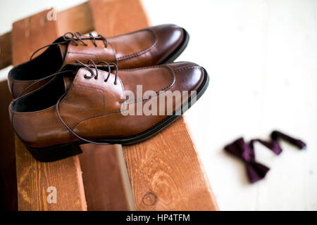 Schuhe in Zusammensetzung auf einem schwarzen Schreibtisch gestapelt Stockfoto