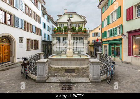 Zürich, Schweiz - 24. Mai 2016: Architektur in Zürich. Kleiner Platz in der Altstadt von Zürich in trüben Regenwetter, Schweiz. Stockfoto