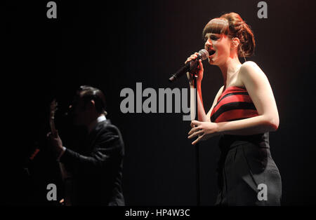 27.04.2011 BELVAL, Luxemburg: Noemi Wolfs von Hooverphonic führt auf der Bühne während ihrer Show im angebotenen Konzertsaal in Belval. Stockfoto