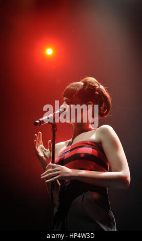 27.04.2011 BELVAL, Luxemburg: Noemi Wolfs von Hooverphonic führt auf der Bühne während ihrer Show im angebotenen Konzertsaal in Belval. Stockfoto