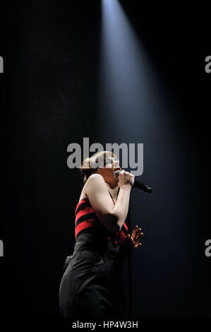 27.04.2011 BELVAL, Luxemburg: Noemi Wolfs von Hooverphonic führt auf der Bühne während ihrer Show im angebotenen Konzertsaal in Belval. Stockfoto