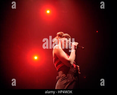 27.04.2011 BELVAL, Luxemburg: Noemi Wolfs von Hooverphonic führt auf der Bühne während ihrer Show im angebotenen Konzertsaal in Belval. Stockfoto