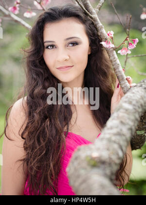 High School Senior schießen Standort im freien Stockfoto