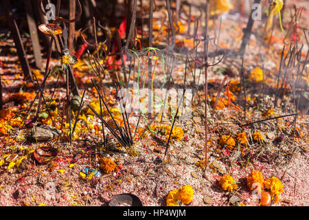 Hunderte von Räucherstäbchen und Devotionalien links von den Pilgern nach Pathivara Devi Tempel, Taplejung, Nepal Stockfoto