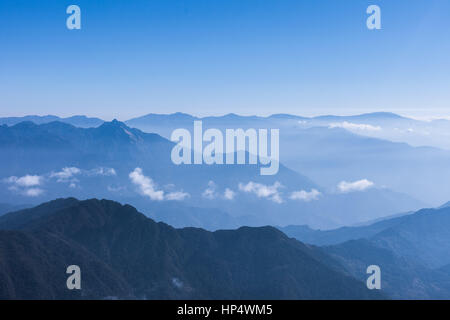 Sonne und Wolken über Ausläufern des Himalaya (Kangchenjunga Himal), Ost-Nepal Stockfoto