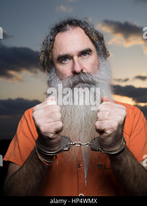Mann mit Bart mit Gefängnis orange Overall Stockfoto