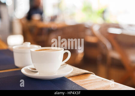 Cappuccinotasse in einem Café auf dem Tisch Stockfoto