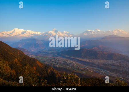 Machapuchare Peak und Pokhara/Seti River Tal am Morgen von Sarangkot Stockfoto