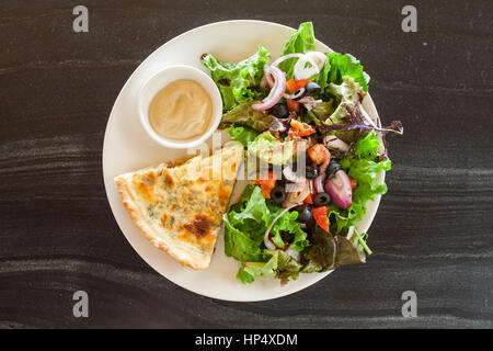 Quiche Lorraine mit Dijon-Senf und Salat auf dem Schiefer Tisch Stockfoto