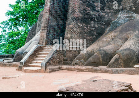 Exterieur des Eingangs auf die Felsenfestung Sigiriya Löwe in Sigiriya, Sri Lanka. Sigiriya ist als UNESCO-Weltkulturerbe aufgeführt. Stockfoto