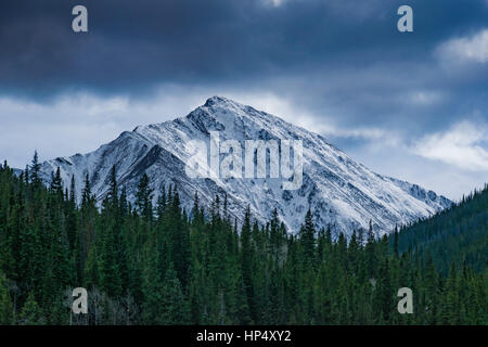 Einen schönen verschneiten Berg mit Schneesturm auf dem Weg Stockfoto