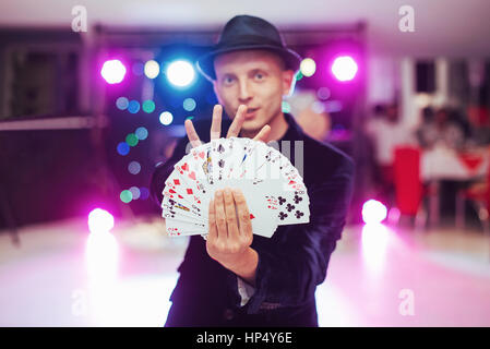 Magier zeigt Trick mit Spielkarten. Zauberei, Zirkus Stockfoto