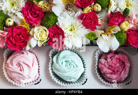 Rosa Marshmallows und schönen Blumen auf weißem Hintergrund wo Stockfoto