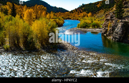 Ein schöner Fluss schlängelt sich durch den Herbst Landschaft Stockfoto
