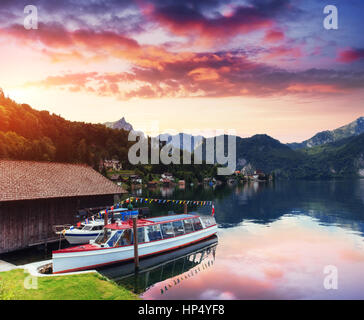 Boot auf einem See in Hallstatt Österreich Stockfoto