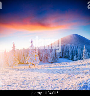 Farbenprächtigen Sonnenuntergang über die Bergketten im Nationalpark Stockfoto