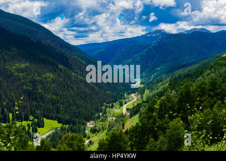 Einen schönen bergigen Valley Road Stockfoto