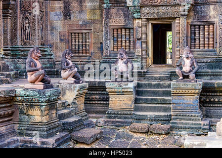 Affe-Wächter am Banteay Srei Tempel, Kambodscha. Befindet sich in der Gegend von Angkor und widmete sich dem Hindu-Gott Shiva Stockfoto