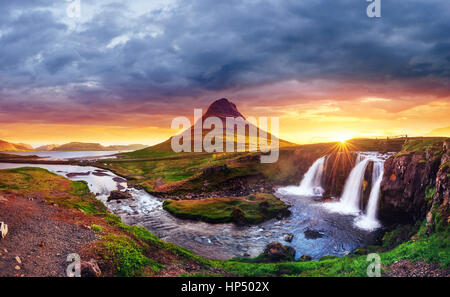 Den malerischen Sonnenuntergang über Landschaften und Wasserfälle. Kirkjufel Stockfoto