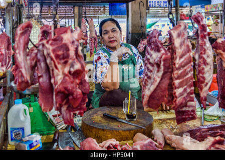 Phnom Penh, Kambodscha - 30. Dezember 2016: Eine unbekannte Frau posiert in ihrer Metzgerei befindet sich in Kambodschas Hauptstadt Zentralmarkt Stockfoto