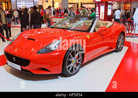 Dubai, Vereinigte Arabische Emirate - 6. Januar 2012: Blick auf ein Ferrari California Supersportwagen in Dubai Mall-Galerie. Die California wurde von Ferrari in der 2008 ins Leben gerufen Stockfoto