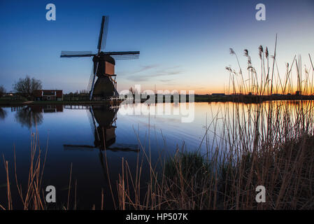 Bunter Frühling Sonnenuntergang traditionelle holländische Kanal in Rott Windmühlen Stockfoto