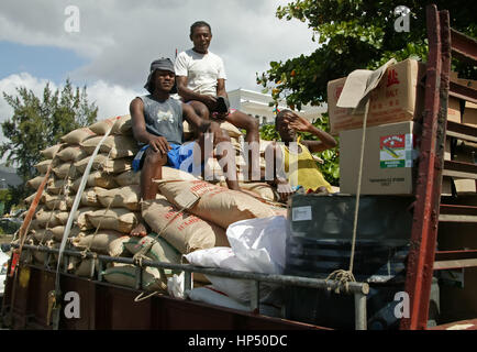 Port Louis, Straße, Verkehr, Arbeiter, Straßenszene, Mauritius, Port Louis, Straße Verkehr, Stau, Arbeiter auf LKW, Reis-Säcke, Stockfoto