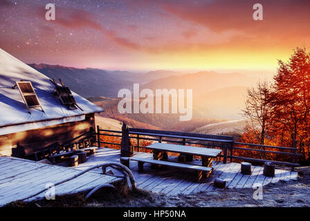 Chalets in den Bergen in der Nacht unter den Sternen. Stockfoto