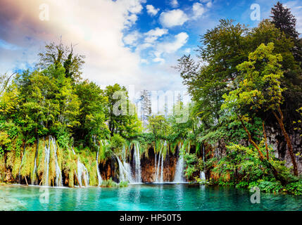 Atemberaubende Wasserfälle Panorama im Nationalpark Plitvicer Seen Stockfoto