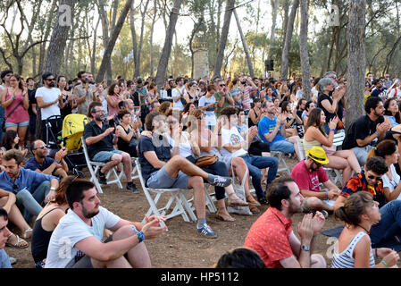 BARCELONA - 3 JUL: Menschen aus dem Publikum Uhr ein Konzert im Vida-Festival am 3. Juli 2015 in Barcelona, Spanien. Stockfoto