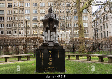 Bronze-Statue von Konfuzius außerhalb der Maughan Bibliothek auf Chancery Lane, London, WC2. Stockfoto