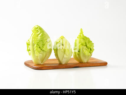 Herzen von frischem Römersalat auf Holzbrett Stockfoto
