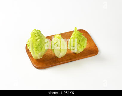 Herzen von frischem Römersalat auf Holzbrett Stockfoto