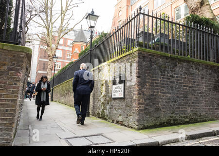 Büroangestellte, die Laurence Pountney Hill in London, England, Großbritannien, hinunterlaufen Stockfoto