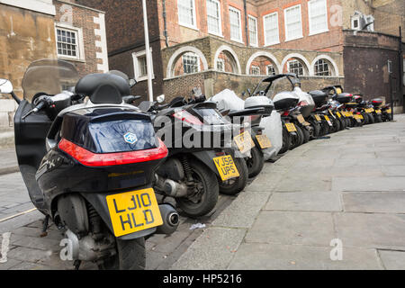 Ein beschäftigt Motorrad-Stellplatz an der College Street in der City of London, UK Stockfoto