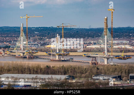 Runcorn.Cheshire Nordwestengland. Freitag, 17. Februar 2017. Die neue Gateway-Brücke über den Fluss Mersey nimmt Gestalt an. Von Wigg Insel gesehen. Stockfoto