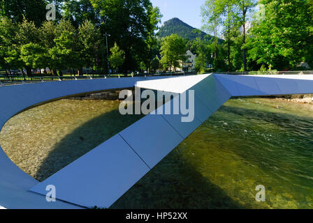 Bad Aussee, geographische Mitte von Österreich am Zusammenfluss von Grundlseer Traun und Altausseer Traun, verziert mit der weltweit größten Mercedes-sta Stockfoto