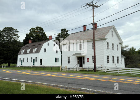 The Ministry Shop (r) und Meeting House (l) in der Hancock Shaker Village, Hancock, Massachusetts, USA. Stockfoto