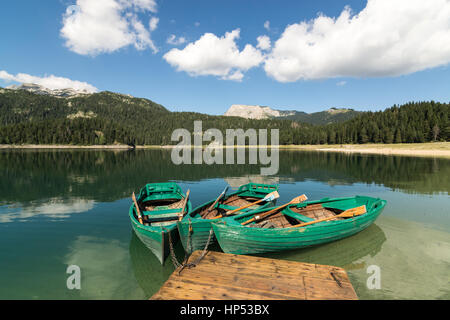 Boote am Ufer des Schwarzsees im Durmitor National Park, Montenegro Stockfoto