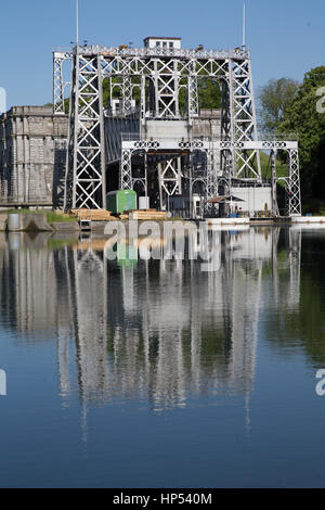 Alte Boot hydraulische Aufzüge und historischen Canal du Centre, Belgien, UNESCO-Weltkulturerbe - die Hebebühne Strepy Bracquegnies Stockfoto