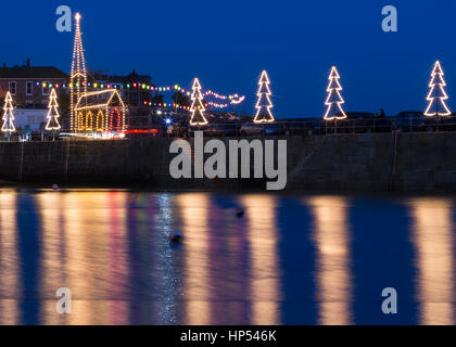 Kirche und Weihnachten Lichter, Mousehole Harbour, Cornwall, England, UK Stockfoto