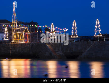 Kirche und Weihnachten Lichter, Mousehole Harbour, Cornwall, England, UK Stockfoto