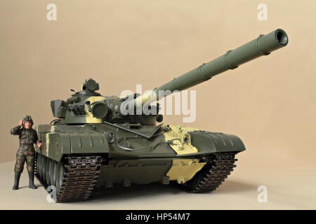 Figur Kommandant steht es am panzer t-72-Modell Stockfoto