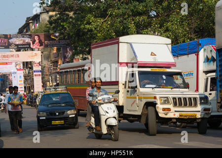 Mumbai, Indien - 11. Dezember 2016 - Männer auf Roller in der sehr belebten Straßen und Verkehr in Mumbai Stockfoto