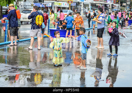 Chiang Rai, Thailand - 12. April 2015: Das Songkran Festival oder thailändische Neujahrsfest. Songkran ist bekannt für seine Wasser-Festival. Stockfoto