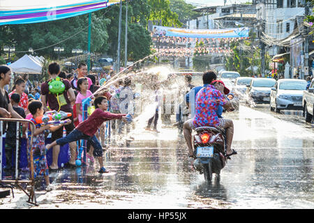 Chiang Rai, Thailand - 12. April 2015: Das Songkran Festival oder thailändische Neujahrsfest. Songkran ist bekannt für seine Wasser-Festival. Stockfoto