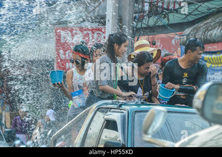 Chiang Rai, Thailand - 12. April 2015: Das Songkran Festival oder thailändische Neujahrsfest. Songkran ist bekannt für seine Wasser-Festival. Stockfoto