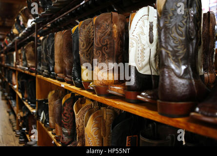 Westlichen Stil Stiefel auf Regal Stockfoto