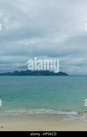 Berge und Höhlen von Kho Phi Phi, thailand Stockfoto