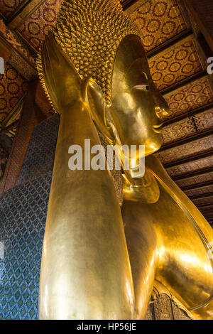 Buddhistischer Tempel des sich zurückneigenden Buddha (Wat Pho) in Bangkok, Thailand Stockfoto